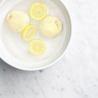Mele cotogne pelate fresche con fette di limone — Foto stock