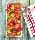 Salada de tomate heirloom fatiado em um prato de servir — Fotografia de Stock