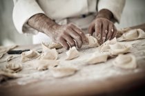 Chef fazendo massas tortellini frescas — Fotografia de Stock