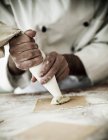 Koch macht frische Tortellini-Pasta — Stockfoto