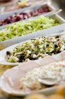 Крупним планом вид на стартовий шведський стіл з вибором салатів — стокове фото