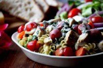 Salade de pâtes Fusilli au poulet — Photo de stock