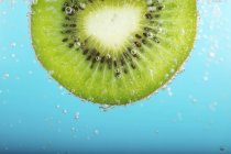 Fetta di kiwi in acqua — Foto stock