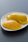 Скибочки манго на тарілці — стокове фото
