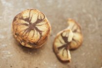Marmorierte Kekse auf Holz — Stockfoto