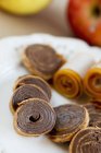 Vista close-up de rolos de couro de frutas cheios de chocolate — Fotografia de Stock