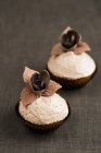 Cupcakes with flower decorations — Stock Photo