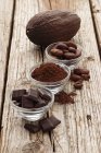 Schokoladenquadrate mit Kakaopulver — Stockfoto