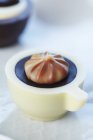 Шоколад в форме кофейной чашки — стоковое фото