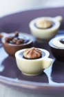 Chocolates rellenos en forma de tazas de café - foto de stock