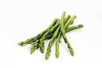 Diverse lance di asparagi verdi — Foto stock