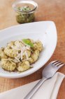 Gnocchi mit Pesto und Parmesan — Stockfoto