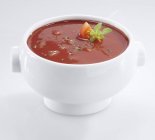 Soupe de tomates dans un bol — Photo de stock