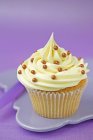 Cupcake avec glaçage à la vanille — Photo de stock