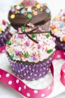 Zwei Cupcakes mit rosa Buttercremezuckerguss — Stockfoto