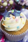Cupcake de vainilla con estrellas azules - foto de stock