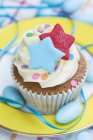 Cupcake de vainilla con estrellas de colores - foto de stock