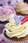 Vanilla cupcakes with hearts — Stock Photo