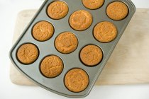 Muffins de vainilla en lata de muffins - foto de stock