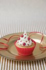 Cupcake mit roten Schokobohnen — Stockfoto