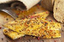 Nahaufnahme von geräuchertem Makrelenfilet, gewürzt mit Pfeffer, Paprika und Senfkörnern — Stockfoto