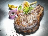 Steak de bœuf grillé — Photo de stock