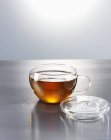 Chá preto em xícara de vidro — Fotografia de Stock