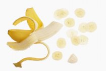 Plátano medio pelado y rodajas - foto de stock