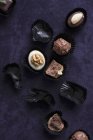 Chocolats remplis et caisses de chocolat vides — Photo de stock