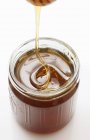 Honig tröpfelt aus dem Löffel — Stockfoto