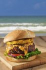 Hambúrguer com queijo e abacaxi grelhado — Fotografia de Stock