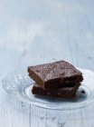 Zwei Brownies auf einem Glasteller — Stockfoto