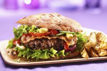 Гамбургер с беконом и картофелем фри — стоковое фото