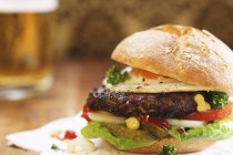 Hamburger mit Spiegelei — Stockfoto