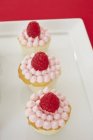 Drei Mini-Himbeer-Cupcakes — Stockfoto