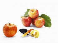 Gala rote Äpfel mit Blättern — Stockfoto