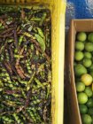 Haricots et Limes dans des boîtes au marché de rue — Photo de stock