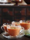Sopa de manjericão de tomate cremoso — Fotografia de Stock