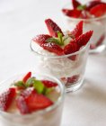 Vue rapprochée du yaourt grec aux fraises fraîches dans des tasses en verre — Photo de stock