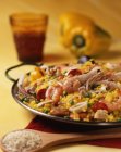 Paella-Gericht aus in der Pfanne gekochtem Reis — Stockfoto