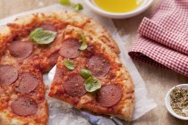 Pizza au salami et basilic — Photo de stock