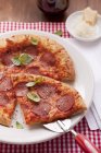 Pizza con salame e basilico — Foto stock