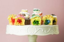Sortierte gefüllte Cupcakes auf Sockelschale — Stockfoto