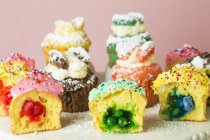 Verschiedene Cupcakes mit verschiedenen Füllungen — Stockfoto