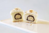 Cupcake ripieno di cioccolato ricoperto di caramella al cocco — Foto stock