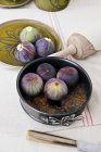 Baking tin with figs — Stock Photo