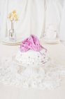 Торт с розовым марципаном — стоковое фото