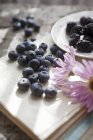Blueberries and blackberries with flowers — Stock Photo