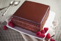 Шоколадний торт зі свіжою малиною — стокове фото