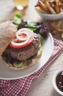 Hamburger con cetriolo e pomodori — Foto stock